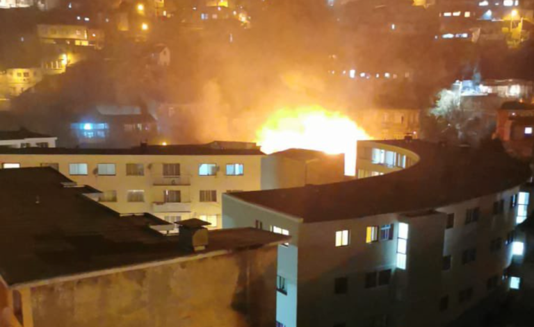 Incendio afectó a tres viviendas de Cerro Cordillera en Valparaíso