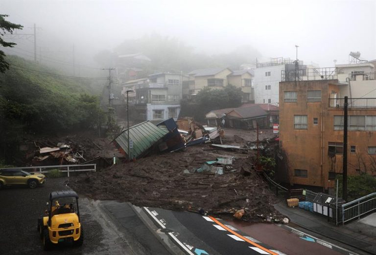 20 personas desaparecidas en Japón tras deslizamiento de tierra por lluvias