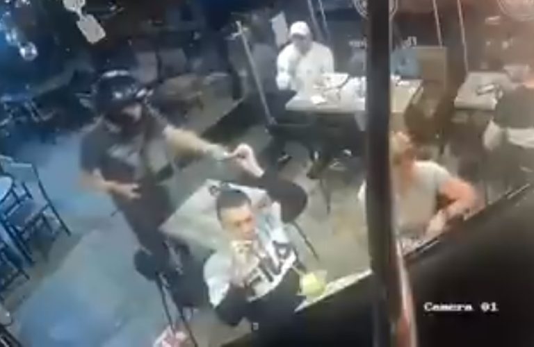 Hombre no dejó de comer alitas de pollo mientras lo asaltaban en un restaurante