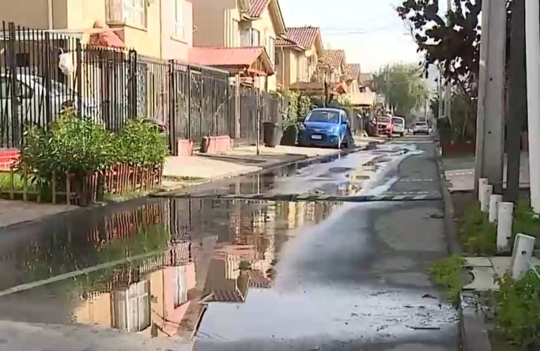 Vecinos de Maipú han puesto 16 mil reclamos por fugas de agua y pasajes inundados