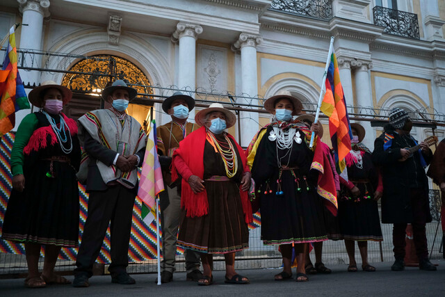 Pueblos originarios realizan marchas y ceremonias previo a la primera sesión de la Convención Constitucional