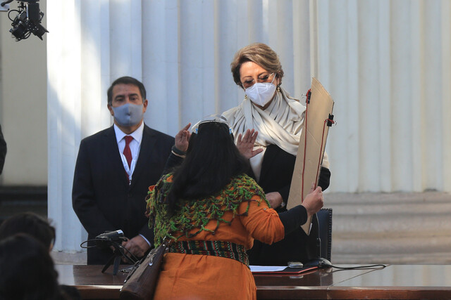De gritos acusando represión al himno cantado por Chile Vamos: El detalle de la suspensión de la CC