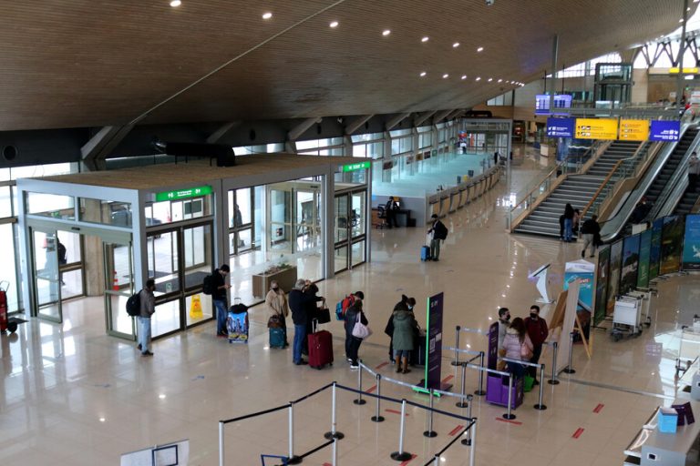 Salud confirmó tercer caso de variante Delta: Es una guagua de 7 meses que llegó desde EE.UU.