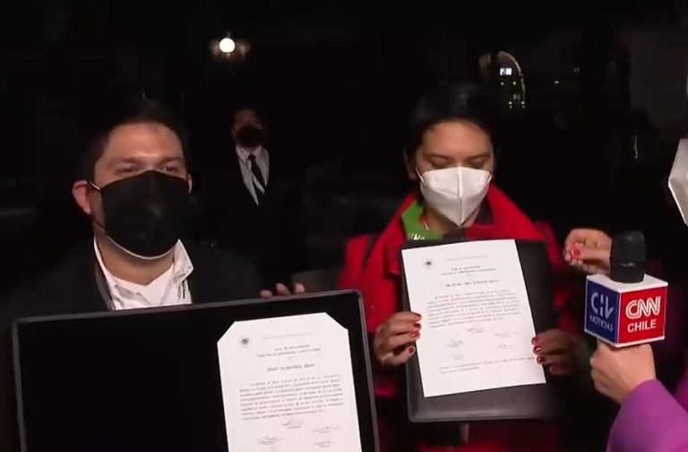 Valenzuela y Dorador mostraron con orgullo las actas de su investidura como convencionales constituyentes