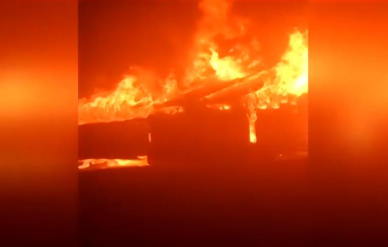 Cañete: Una casa, cinco vehículos y una bodega fueron destruidos en ataque incendiario