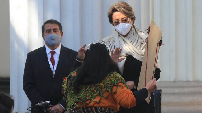 El tenso momento que se vivió al inicio de la convención: Constituyentes reclamaron represión policial