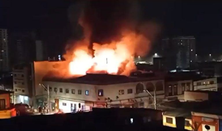 Incendio destruyó casona con locales comerciales: 35 personas damnificadas
