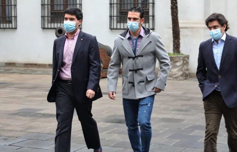 Tras ataque en cerro: Mark González llegó hasta La Moneda para pedir libre acceso a las montañas