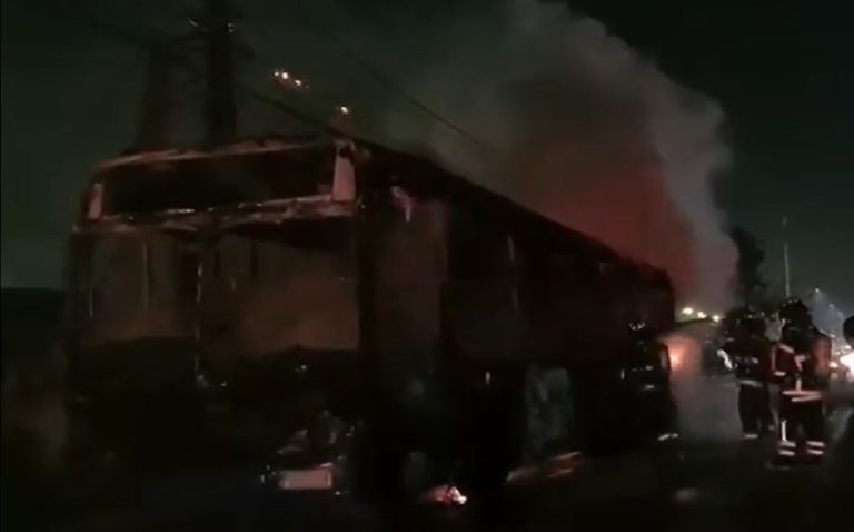Quemaron un bus en Puente Alto: Hicieron descender a pasajeros y luego incendiaron el vehículo