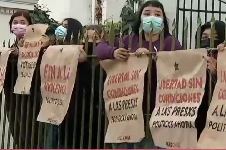 Estudiantes secundarios se toman sede del INDH: Exigen liberación de los presos del estallido social