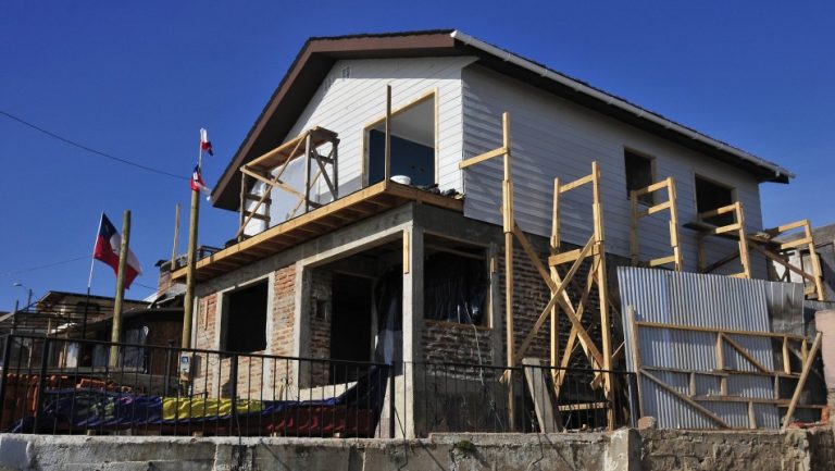 Tarjeta Banco de Materiales: Minvu amplía beneficios en viviendas a adultos mayores de 60 años