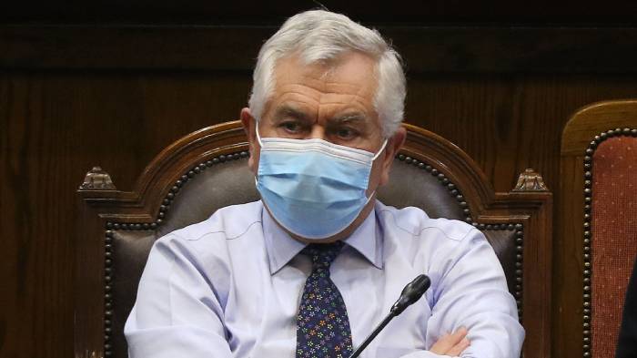 Denuncian a ministro Paris por participar en celebración de cumpleaños en el Minsal