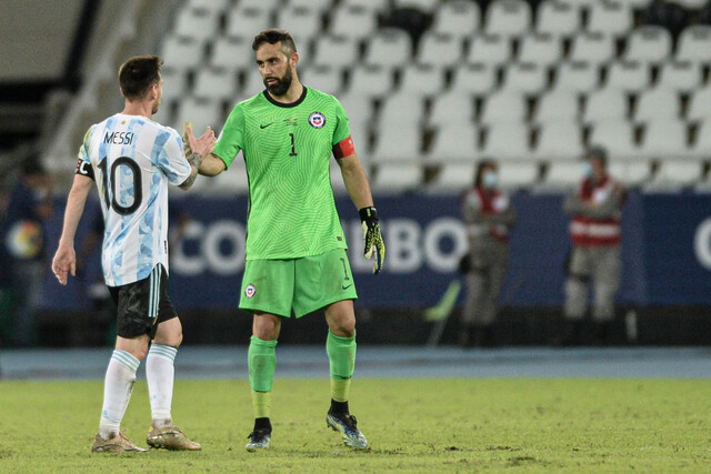 Claudio Bravo es elegido por la FIFA como parte del equipo ideal de Sudamérica