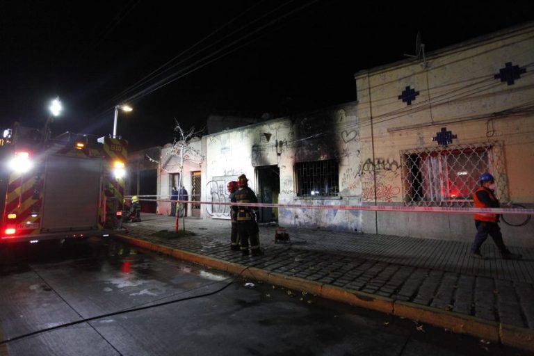 Incendio en Santiago Centro dejó un fallecido y 18 familias damnificadas