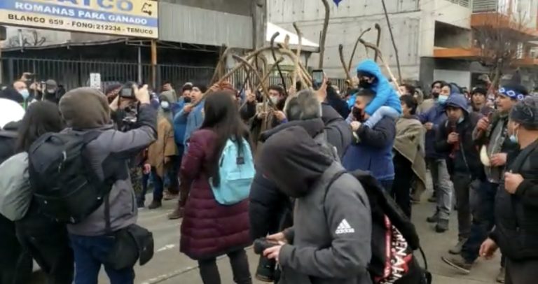 Comunidades mapuches llegan hasta el SML de Temuco para despedir al comunero Pablo Marchant