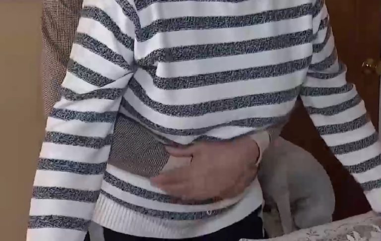 Vigilante municipal le salvó la vida a mujer atorada en restaurante gracias al método Heimlich