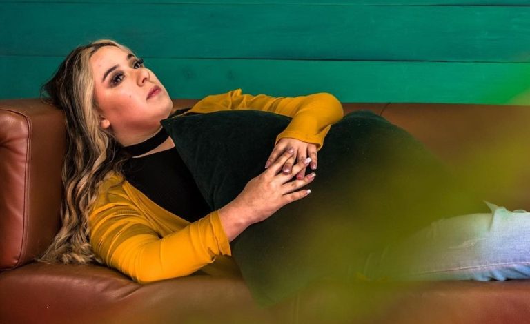 Ya no mueve el ombligo: Christell vuelve a la música con su nueva canción 