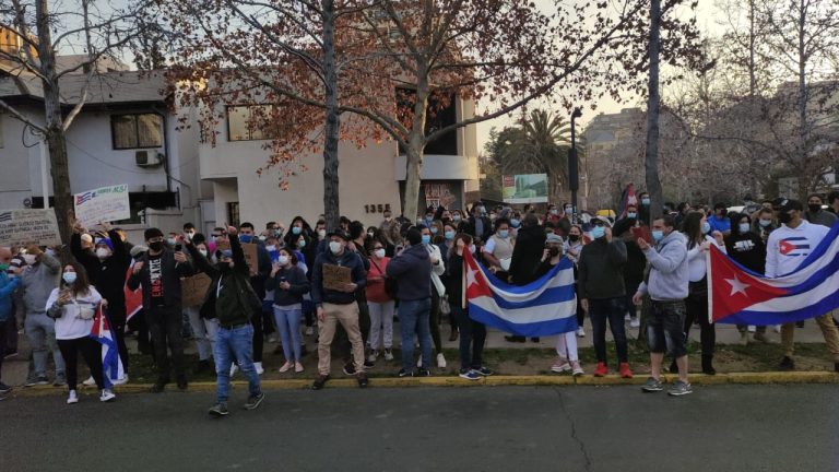 Cubanos residentes en Chile llegaron hasta la embajada para manifestarse contra su gobierno
