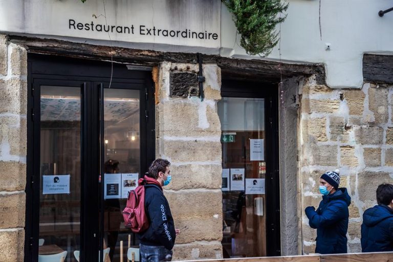 Francia exigirá carnet de vacunación en restaurantes y cines