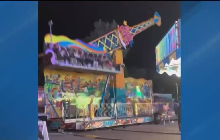 Juego mecánico comenzó a girar sin control en parque de diversiones y tuvo que ser detenido por los asistentes