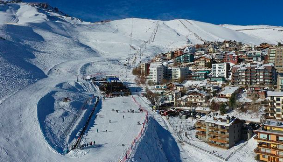 Accidente en la nieve: Helicóptero de carabineros rescata a esquiador herido en La Parva