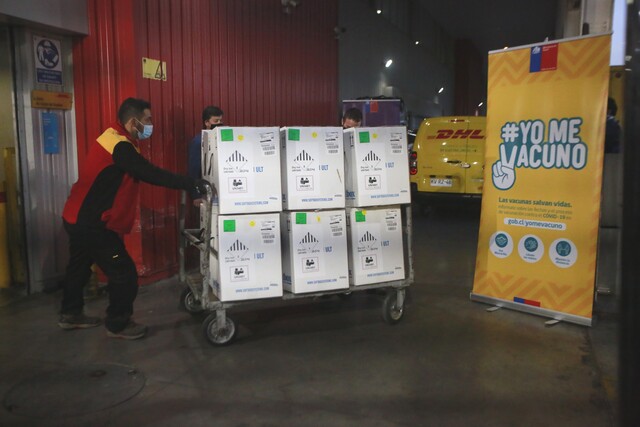 Nuevo cargamento con más de 88 mil vacunas Pfizer-BioNTech llegó este miércoles a Chile