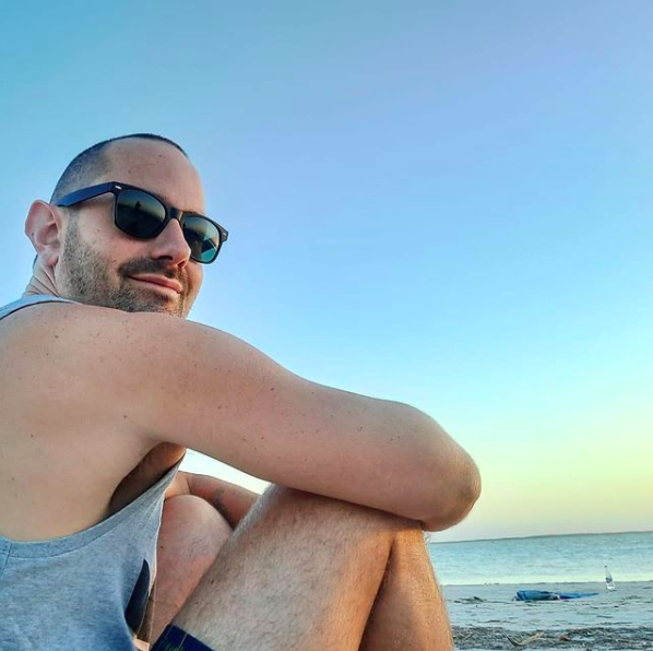 Santiago Tupper hoy vive en la playa y se dedica a la acupuntura: 