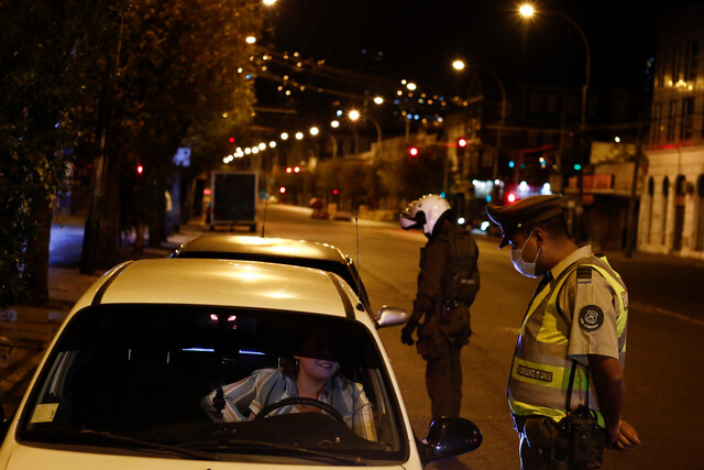 Acortan el toque de queda en cinco regiones para que inicie a las 00:00