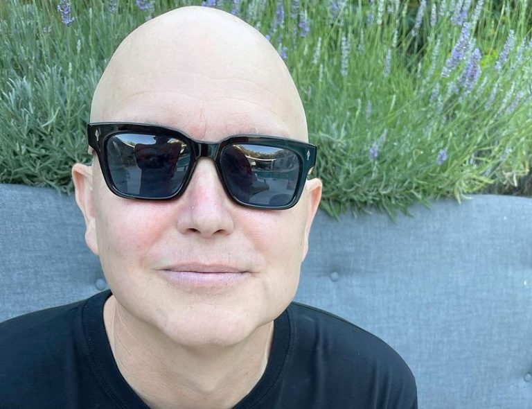 “Mi sangre esta tratando de matarme”: Bajista de Blink-182 anunció el tipo de cáncer que le diagnosticaron