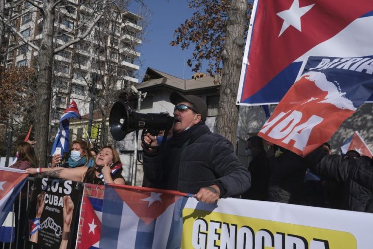 Registran enfrentamientos entre manifestantes en Embajada de Cuba en Chile