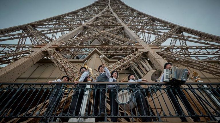 Música, propuesta de matrimonio y aforo reducido: Así se vivió la histórica reapertura de la Torre Eiffel