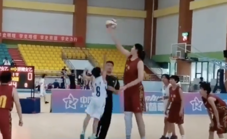 ¿Alcanzará a Yao Ming? Niña de 14 años mide 2,26 metros y la rompe en los torneos de básquet
