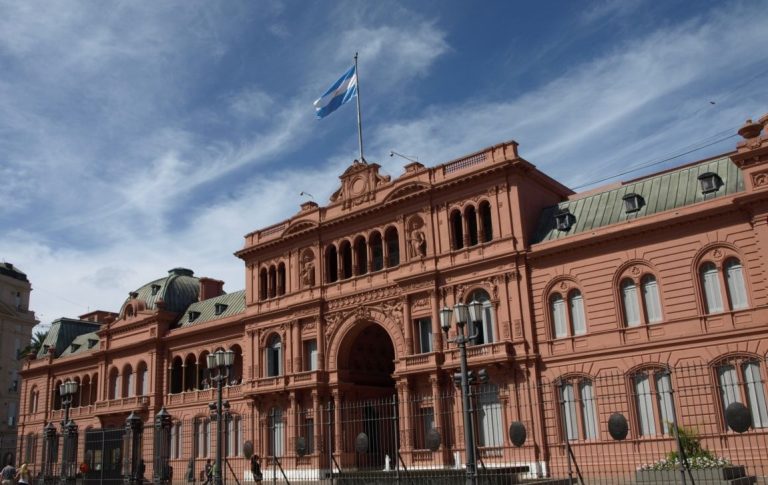 Polémica en Argentina por la compra de 10 mil penes de madera por parte del gobierno