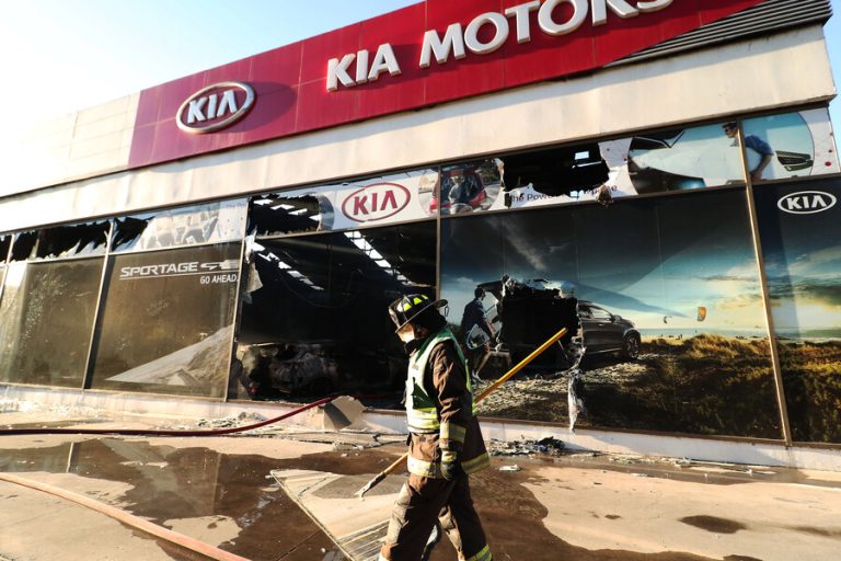 Viña del Mar: Reportan un grave incendio en la bodega de una automotora