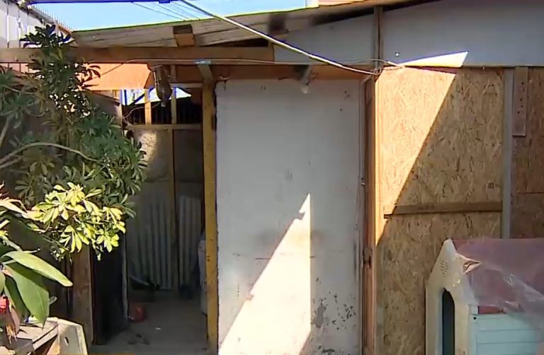 Casas a medio construir: Matrimonio de adultos mayores vive en el patio a la espera de su vivienda