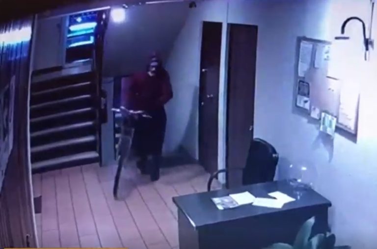 Delincuentes simulan ser residentes para robar costosa bicicleta en edificio de Ñuñoa