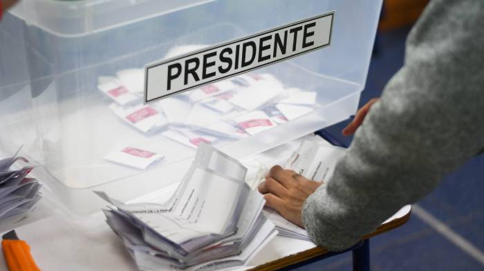 El lado B de las elecciones: Desde el árbol de Boric hasta las falsas inscripciones