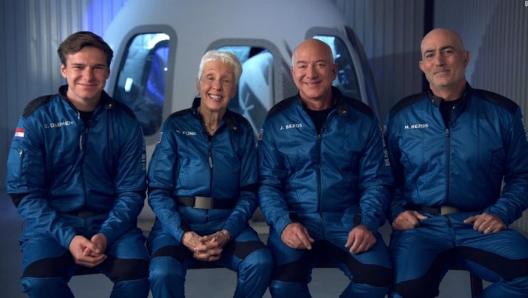 Viajará con tres acompañantes: Así será el vuelo de Jeff Bezos al espacio