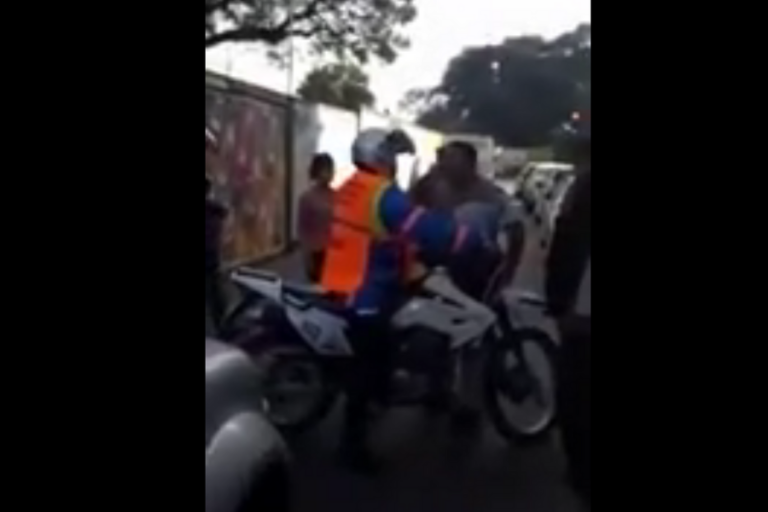 Hombre le dio un brutal golpe a agente de tránsito que le cursó una infracción a su hijo