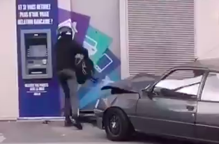 Ladrones intentaron robar un cajero, pero destruyeron su auto y huyeron en moto