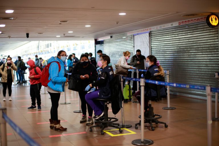 Ministro Paris por reapertura de fronteras: “No se puede abrir libremente con lo que estamos viendo en otros países”