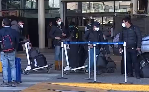 Gobierno prepara nuevo plan de fronteras que permitiría la salida al extranjero sin permisos especiales