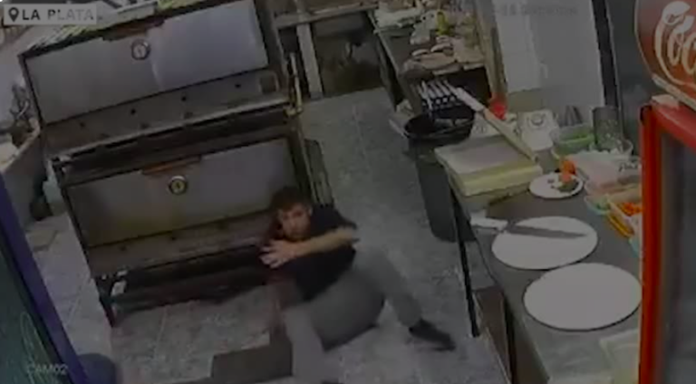 Violento asalto a pizzería: Delincuentes intentaron disparar tres veces, pero la bala no salió