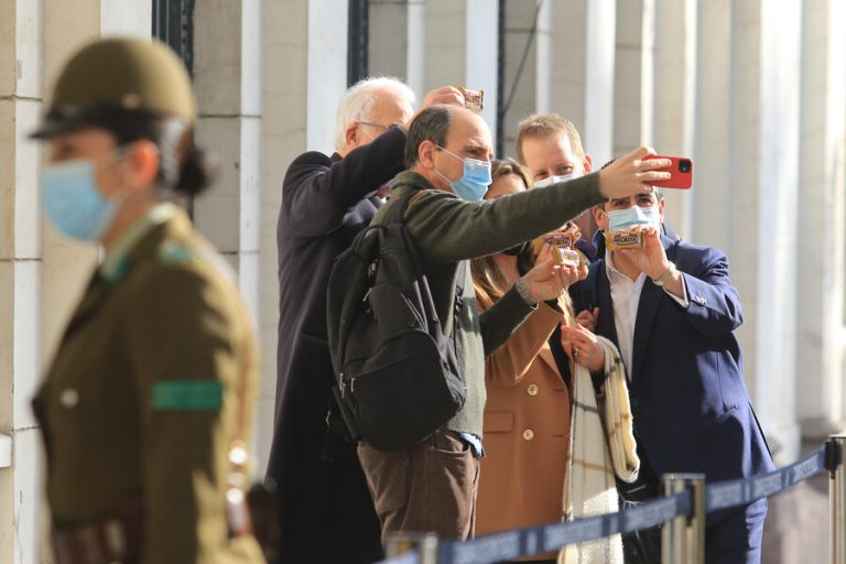 Convencionales de Vamos por Chile llegaron comiendo Negrita a la Convención
