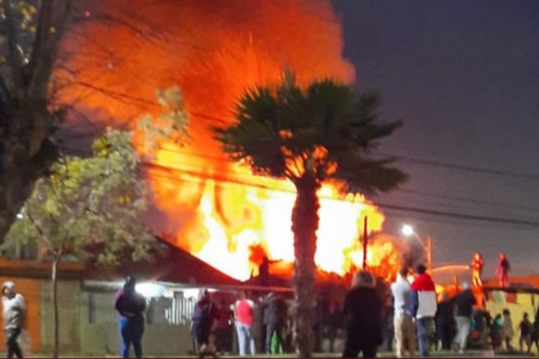 22 carros combatieron las llamas: Incendio que afectó dos viviendas dejó una persona lesionada