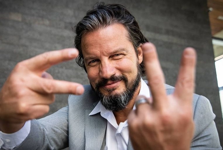 Sin mascarilla y dando besos: Dr. File no respetó medidas sanitarias en busca de firmas para ser candidato presidencial