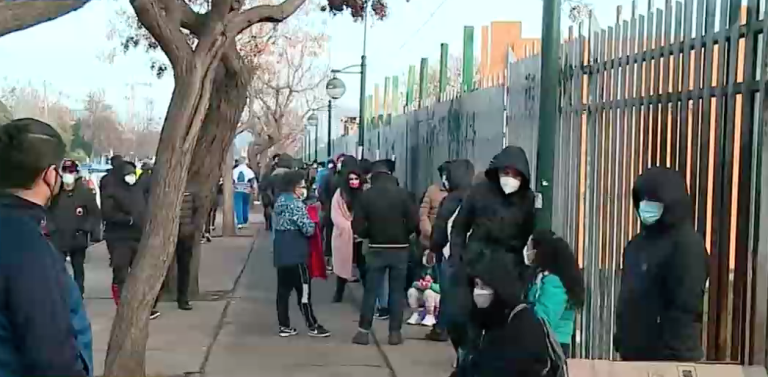 Se vuelven a registrar largas filas en centros de vacunación de la capital durante este domingo