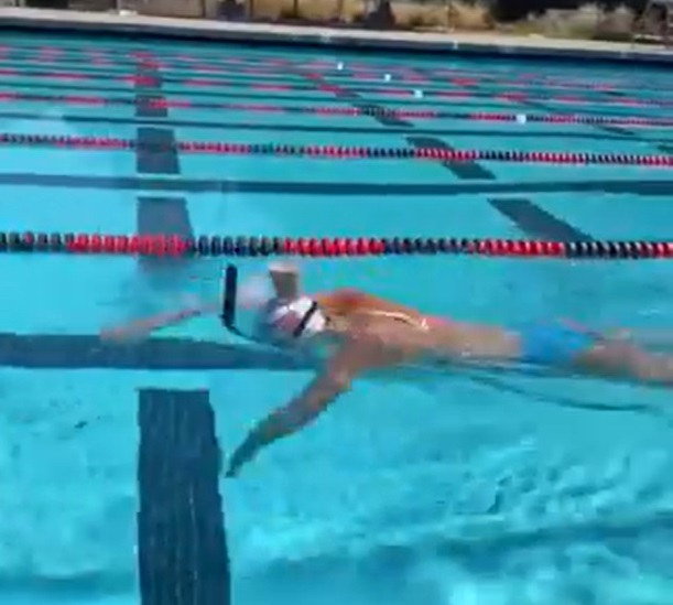 Katie Ledecky, la multicampeona olímpica en natación que entrena con un vaso de leche de chocolate en la cabeza