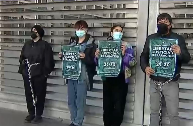 Se encadenaron al portón: Secundarios protestan por libertad de detenidos en 18-O en Centro de Justicia