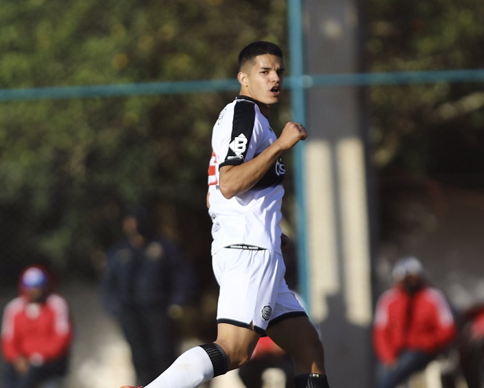 Delantero paraguayo con discapacidad auditiva se lució con un doblete en su debut como profesional